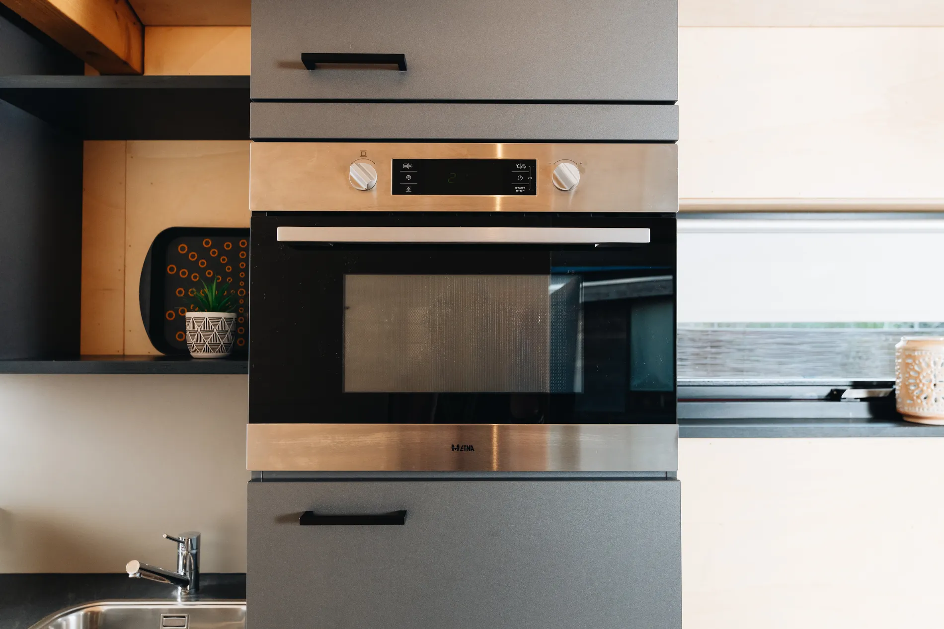 Ingebouwde combi-magnetron in de moderne keuken van de Ecolodge.